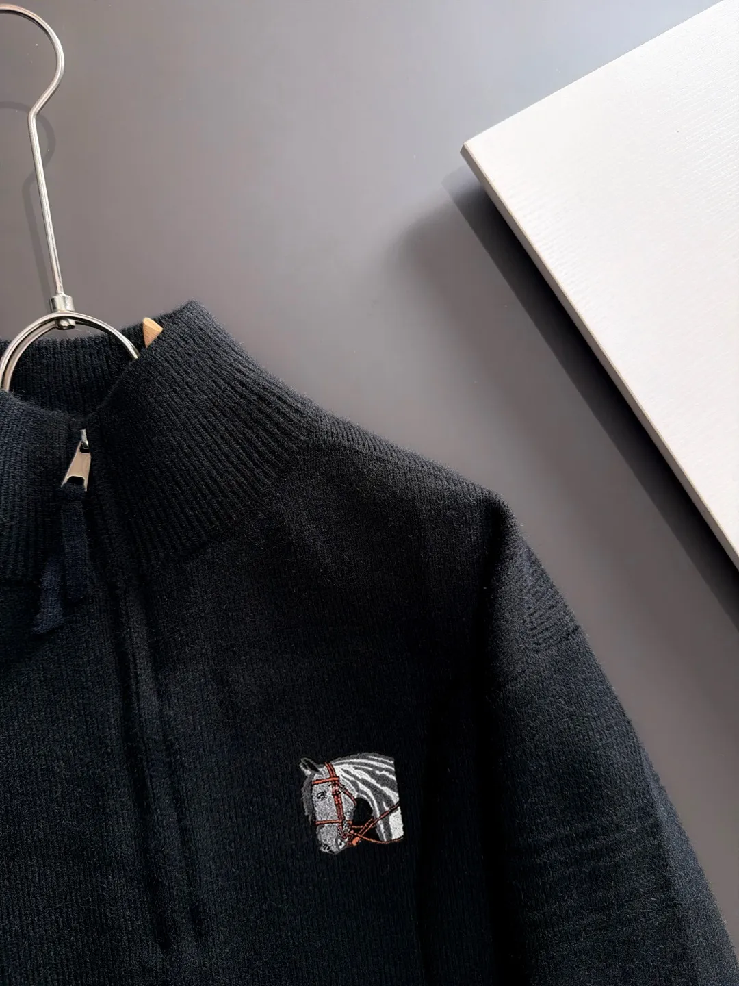 Next day shipping P225 Hermès 2026 Autumn and Winter latest sweaters from the official website, now on sale at the counter simultaneously Hot Sale! Specially made of wool blended fabric. It feels comfortable and can be directly in contact with the skin. The logo badge is exquisitely embroidered, which is extremely eye-catching! The details highlight the fashionable charm of big brands. Exquisite workmanship. Three-dimensional cutting style. The wearing effect is invincible and handsome! All three standards are complete! Sizes:M-3XL
